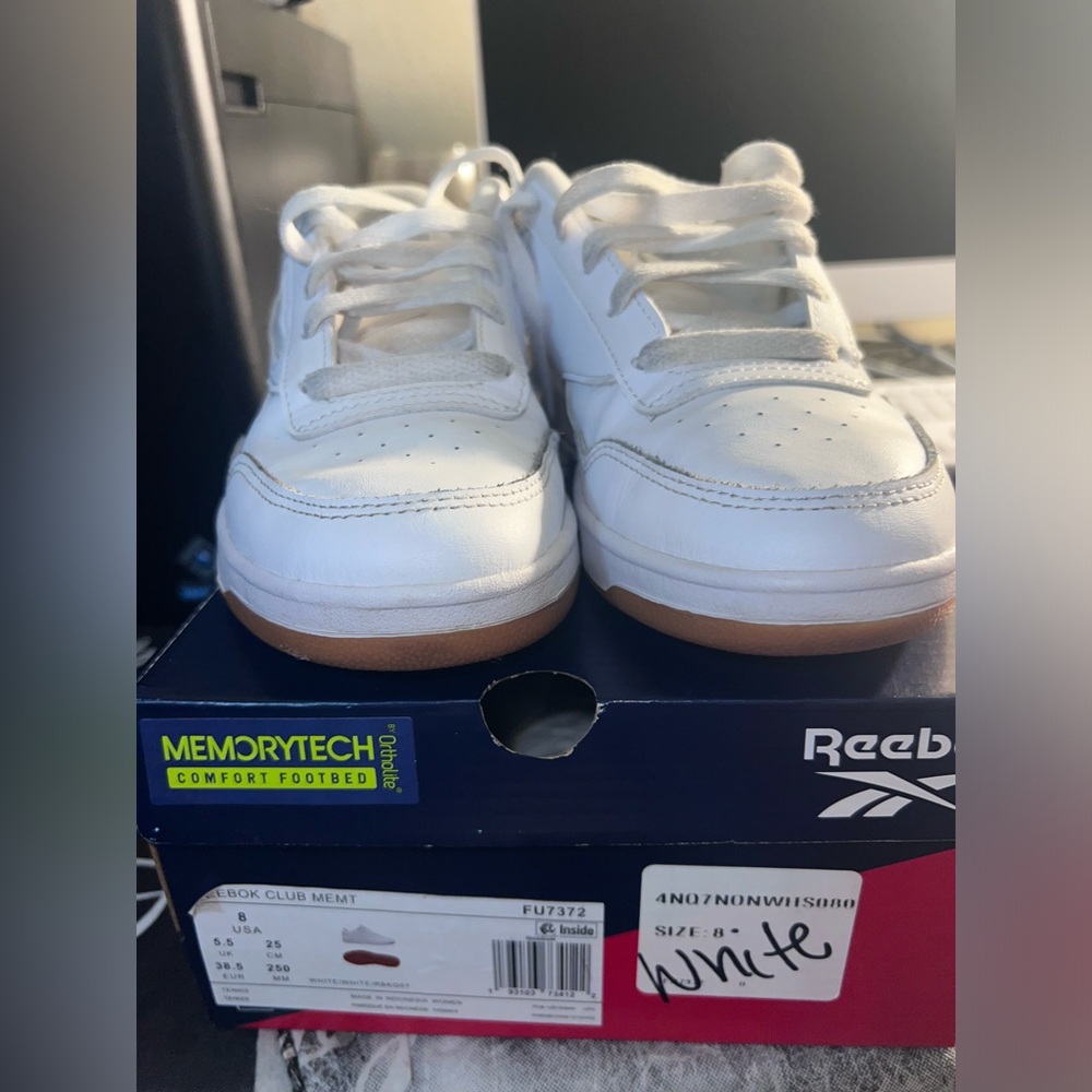 Comes with box. Still have some life in the shoes.